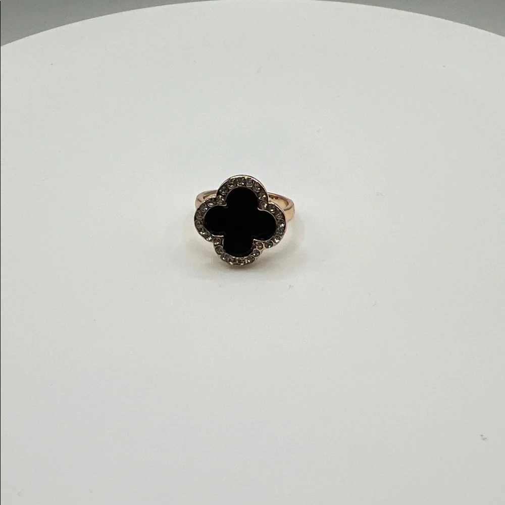 355. Elegant Black and Gold Women's Clover Ring